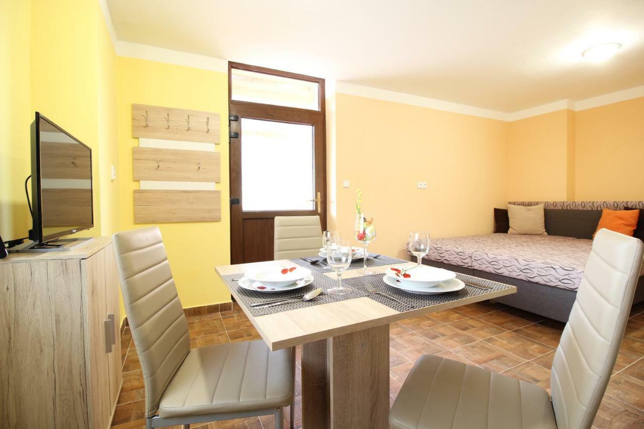 Apartmany Vcelka Hranice u Novych Hradu Exterior foto